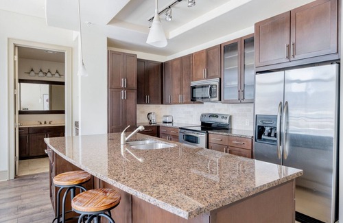 Second Street District Apartamento | Stellar Downtown 1BR w/ Gym & Pool, nr Lady Bird Lake, by Blueground