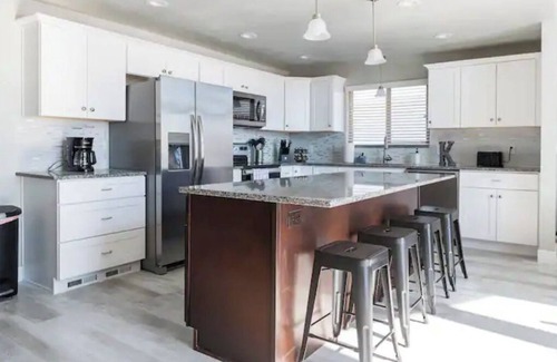 Sandy Casa | Stellar Sandy Getaway - New Remodel - Big Groups!