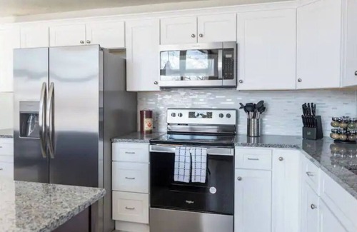 Sandy Casa | Stellar Sandy Getaway - New Remodel - Big Groups!