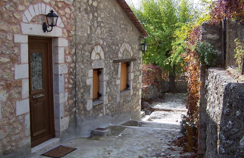 Trikolonoi Casa | Stemnitsa Diavatiko Traditional Appartments
