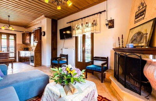 Trikolonoi Apartamento | Stemnitsa Stone Residence - Comfy Mountain Getaway