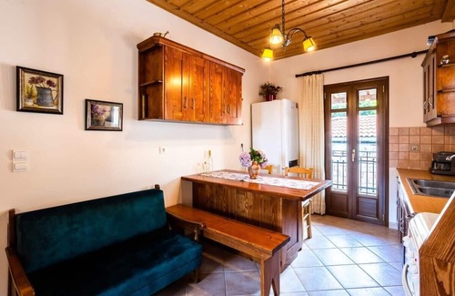 Trikolonoi Apartamento | Stemnitsa Stone Residence - Comfy Mountain Getaway