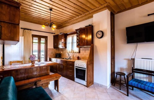 Trikolonoi Apartamento | Stemnitsa Stone Residence - Comfy Mountain Getaway