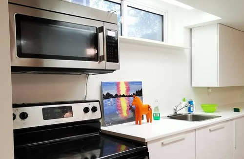 Clarkson-Lorne Park Apartamento | Step away to backyard nature-Joy in heart
