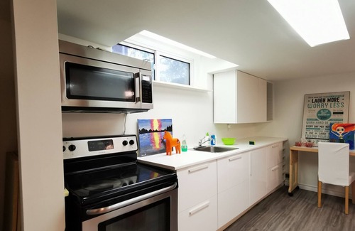 Clarkson-Lorne Park Apartamento | Step away to backyard nature-Joy in heart