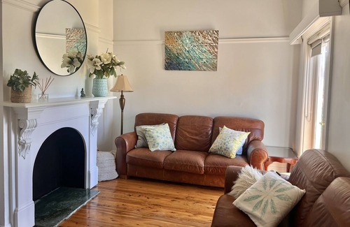 Tumut Casa | Step Back in Time: Charming 1880 Cottage Retreat for a Nostalgic Staycation!