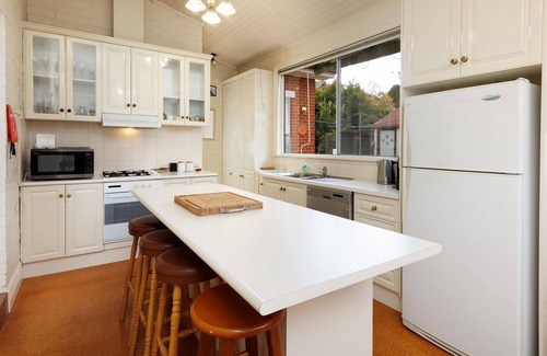 Albury Casa | Step Back in Time on Dean - Comfortable, central three bedroom home with lots of charm
