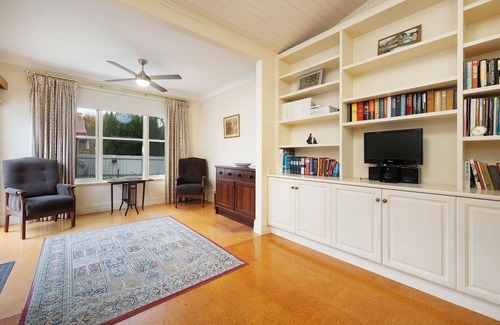 Albury Casa | Step Back in Time on Dean - Comfortable, central three bedroom home with lots of charm