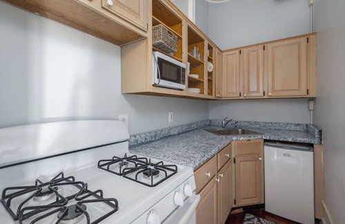Baltimore Casa | Step into History: Charming Fells Point Retreat