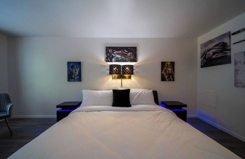 Eureka Springs Complejo | Step into our Galaxy King Suite Room at GloryDayz!