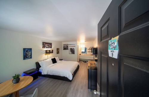 Eureka Springs Complejo | Step into our Galaxy King Suite Room at GloryDayz!