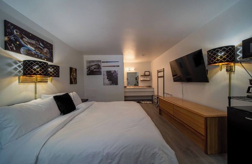 Eureka Springs Complejo | Step into our Galaxy King Suite Room at GloryDayz!
