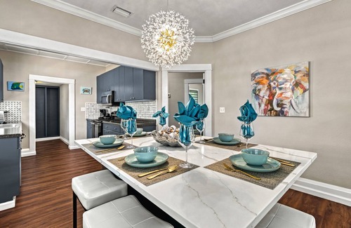 Gillespie Park Casa | Step into the charm of yesteryear with the modern comforts of today at City Cottage!