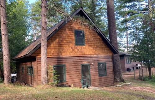 Sayner Cabaña | Stepaway Vacation Rentals- Bowman's Pine Hollow