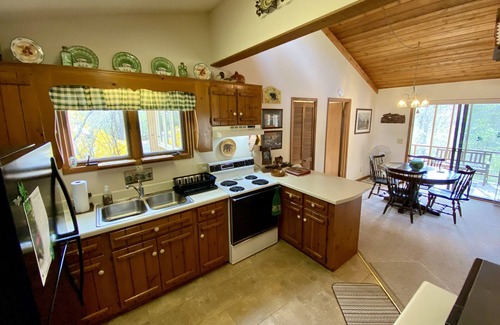 Hiawassee Cabina | Stepp Away Mountain Laurel Cabin, cerca de Brasstown Bald; Sin caminos empinados y sin escaleras