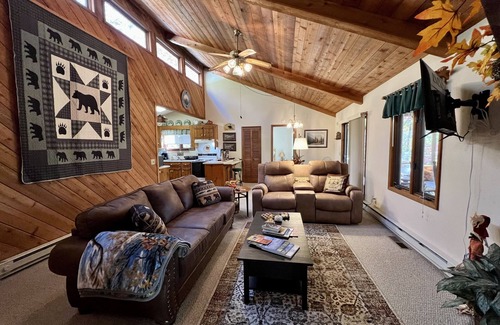Hiawassee Cabina | Stepp Away Mountain Laurel Cabin, cerca de Brasstown Bald; Sin caminos empinados y sin escaleras