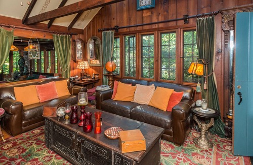 New Milford Chalet De Esquí | STEPPING STONES, Candlewood Lake Cottage, 3HAB 2BA con bañera de hidromasaje y mesa de billar.