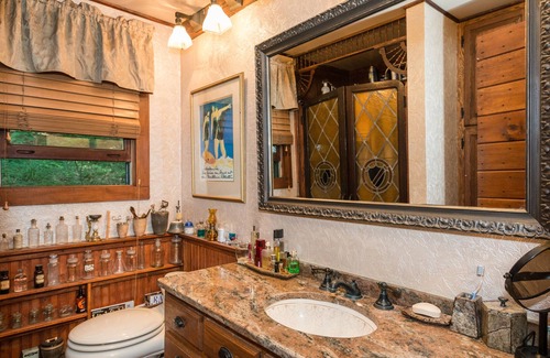 New Milford Chalet De Esquí | STEPPING STONES, Candlewood Lake Cottage, 3HAB 2BA con bañera de hidromasaje y mesa de billar.