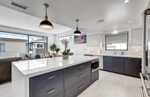 Balboa Peninsula Casa | Steps 2 Beach and Bay, Roof Top Jacuzzi, Elevator, EV charger, Garage, Brand New