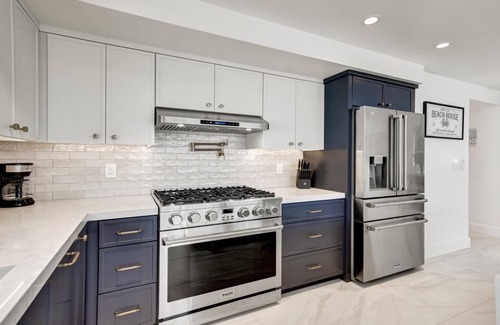 Balboa Peninsula Casa | Steps 2 Beach and Bay, Roof Top Jacuzzi, Elevator, EV charger, Garage, Brand New