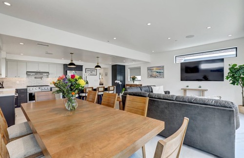 Balboa Peninsula Casa | Steps 2 Beach and Bay, Roof Top Jacuzzi, Elevator, EV charger, Garage, Brand New