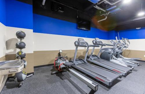 Strip District Apartamento | Steps 2 Everything! - KING Bed - Amazing Roof and Gym
