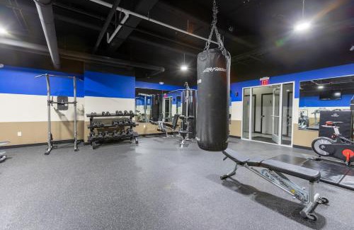 Strip District Apartamento | Steps 2 Everything! - KING Bed - Amazing Roof and Gym