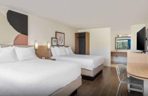 Hilton Head Island Hotel | Steps Away from the Beach | 4 Family Ready Rooms w/ Complimentary Breakfast