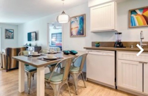 Mission Valley Condominio | Steps away from Comic Con bus in relaxing Mission Valley hotel circle.