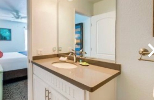 Mission Valley Condominio | Steps away from Comic Con bus in relaxing Mission Valley hotel circle.
