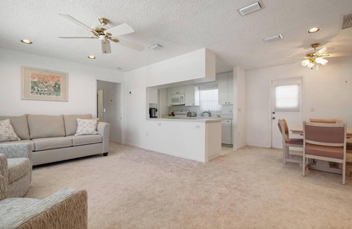 Nokomis Condominio | Steps away from private Nokomis Beach!!