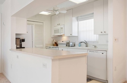 Nokomis Condominio | Steps away from private Nokomis Beach!!