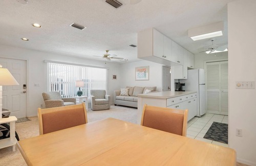 Nokomis Condominio | Steps away from private Nokomis Beach!!