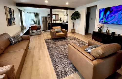 Newhall Casa | Steps away from Restaurants, bars, shops & more!
