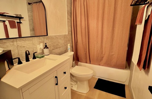Newhall Casa | Steps away from Restaurants, bars, shops & more!