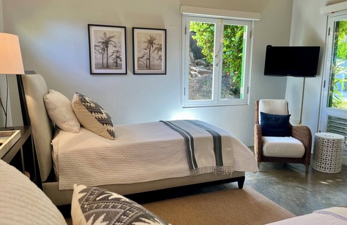 Culebra Cama Y Desayuno | Steps away from the property infinity pool overlooking the nearby keys