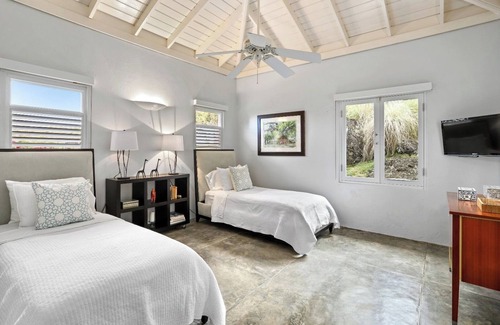 Culebra Cama Y Desayuno | Steps away from the property infinity pool overlooking the nearby keys