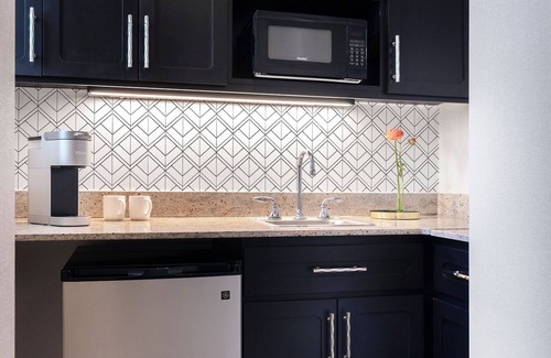 Turtle Bay Hotel | Steps Away from Times Square | Spacious Room w/ Kitchenette and Living Area