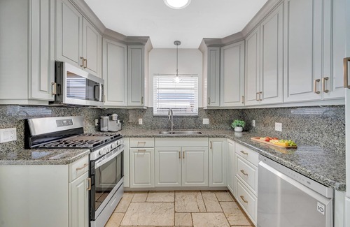 Lauderdale Beach Casa | Steps from Beach / Quaint Cottage / Heated Pool / Sand Key / RESlDENCES
