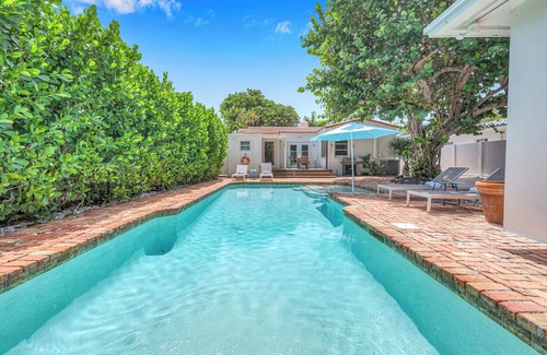 Lauderdale Beach Casa | Steps from Beach / Quaint Cottage / Heated Pool / Sand Key / RESlDENCES