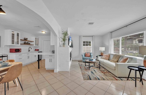 Lauderdale Beach Casa | Steps from Beach / Quaint Cottage / Hot Tub / Surf Key / H0MES