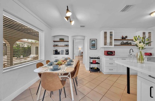 Lauderdale Beach Casa | Steps from Beach / Quaint Cottage / Hot Tub / Surf Key / H0MES