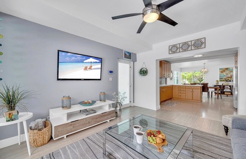 Birch Park Finger Streets Casa | Steps from Beach | Heated Pool | Gulf Stream Key | RESlDENCES