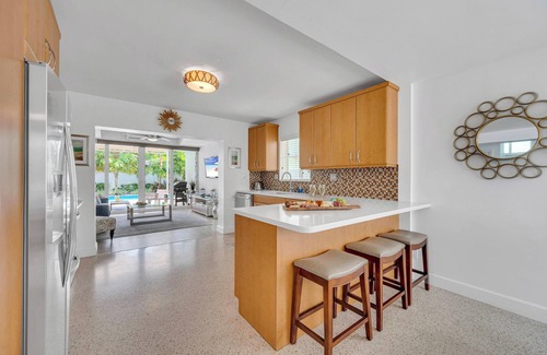 Birch Park Finger Streets Casa | Steps from Beach | Heated Pool | Gulf Stream Key | RESlDENCES