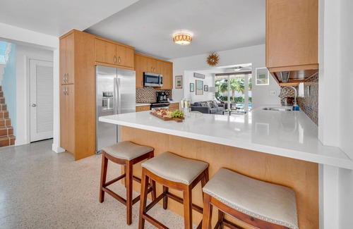 Birch Park Finger Streets Casa | Steps from Beach | Heated Pool | Gulf Stream Key | RESlDENCES