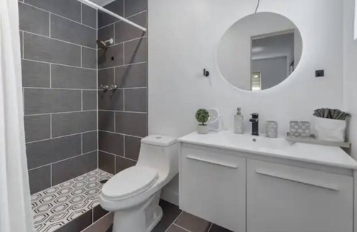 Bel Air Casa | Steps from Beach 2 Kings & 2 Queens Lauderdale by the Sea