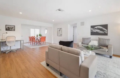 Bel Air Casa | Steps from Beach 2 Kings & 2 Queens Lauderdale by the Sea