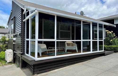 Narrow Neck Casa | Steps from Cheltenham Beach and Local Delights!
