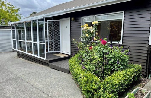 Narrow Neck Casa | Steps from Cheltenham Beach and Local Delights!