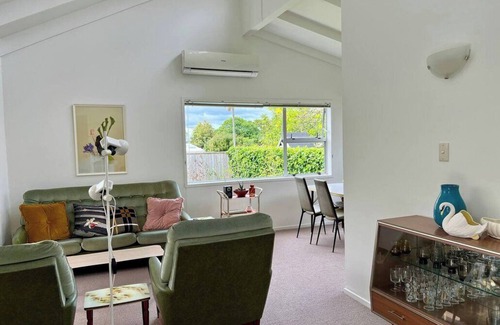 Narrow Neck Casa | Steps from Cheltenham Beach and Local Delights!